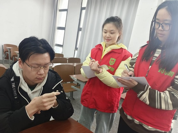 盐城师范学院药学院：研以致用护呼吸，青春实践暖校园