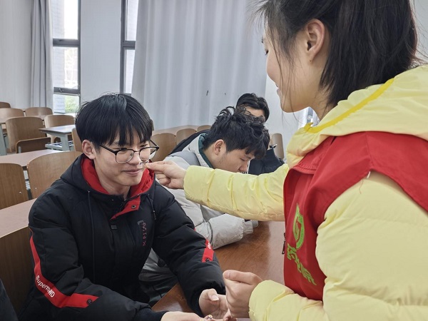 盐城师范学院药学院：研以致用护呼吸，青春实践暖校园